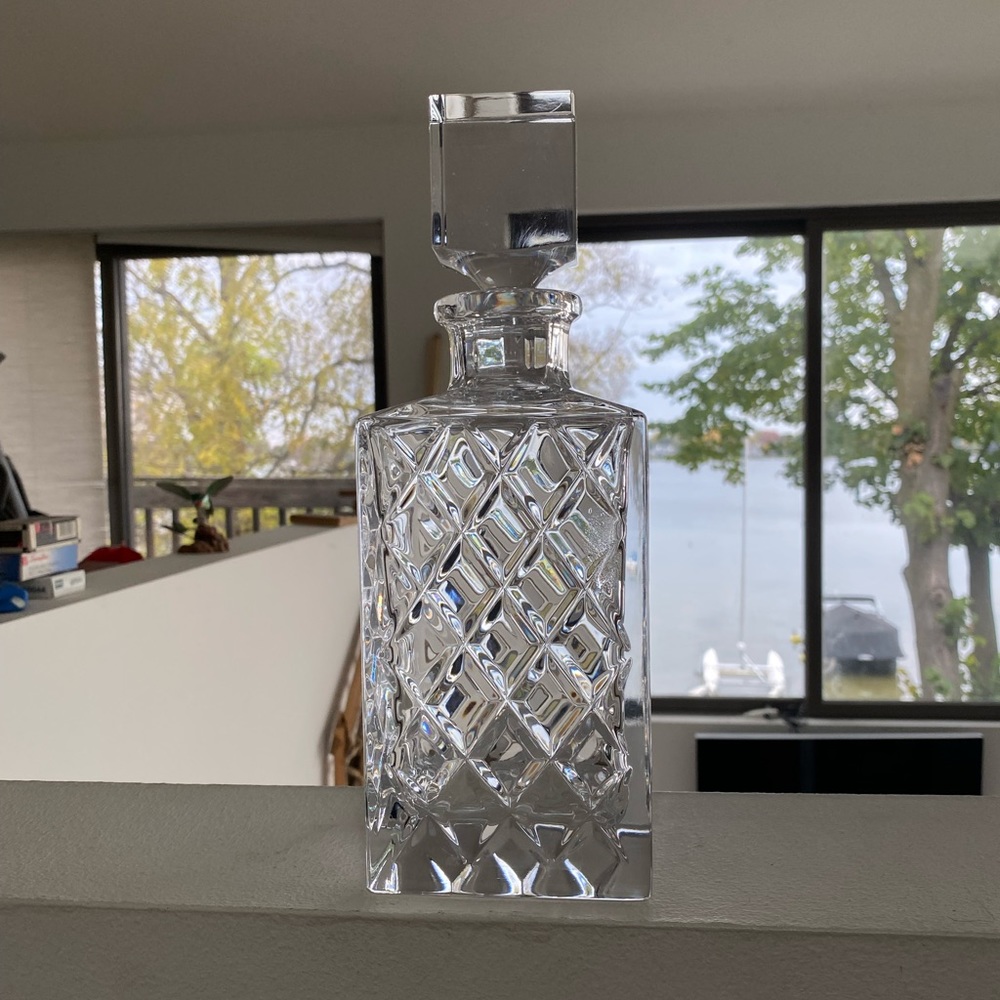 NIB MIkasa Diamond Fare Lead Crystal 25.5 oz Decanter. Smoke & Pet-free home.